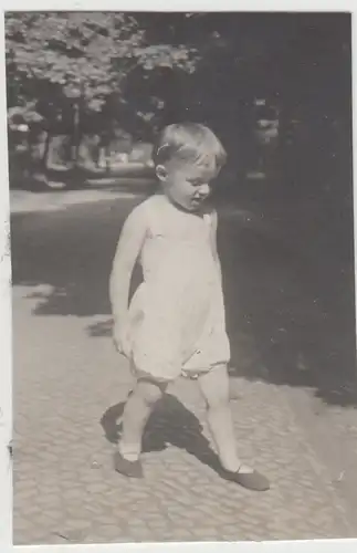 (F13944) Orig. Foto kleiner Junge Klaus im Freien 1942