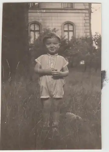 (F13943) Orig. Foto kleiner Junge Klaus im Freien 1942