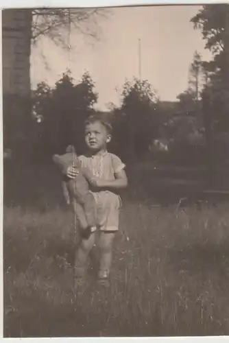 (F13942) Orig. Foto kleiner Junge Klaus mit Teddybär im Freien 1942