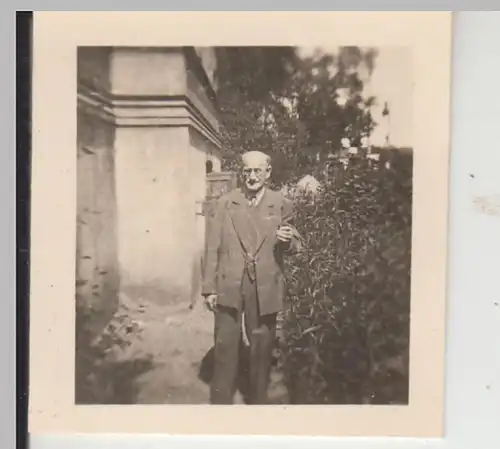 (F13930) Orig. Mini-Foto älterer Herr an einem Gebäude 1942