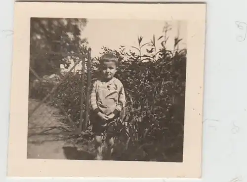 (F13929) Orig. Mini-Foto kleiner Junge Klaus im Freien 1942