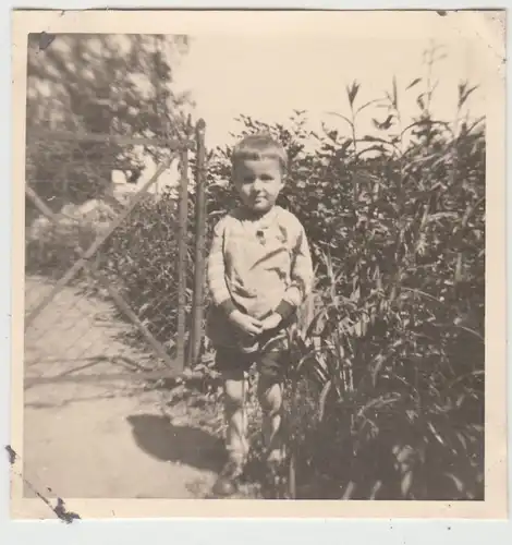 (F13928) Orig. Foto kleiner Junge Klaus im Freien 1942