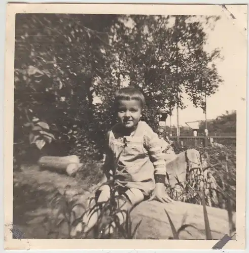 (F13927) Orig. Foto kleiner Junge Klaus im Freien 1942