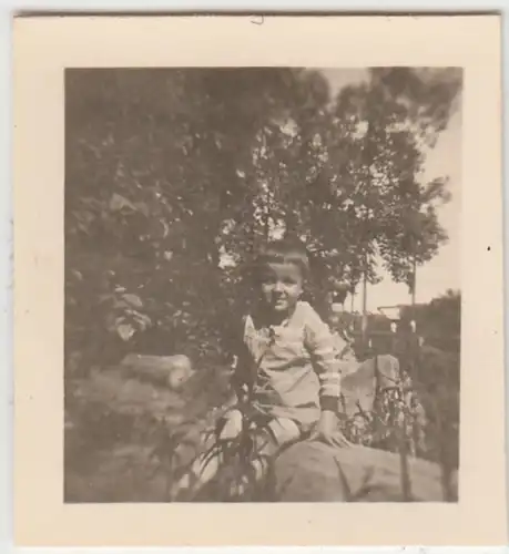 (F13926) Orig. Mini-Foto kleiner Junge Klaus im Freien 1942