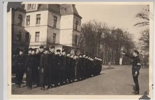 (F13896) Orig. Foto Mann der Wehrmacht, Gefolgschaftsführer m. Einheit 1940er