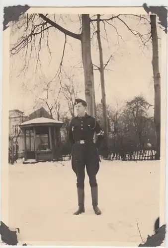 (F13895) Orig. Foto Mann der Wehrmacht, Gefolgschaftsführer im Freien 1940er