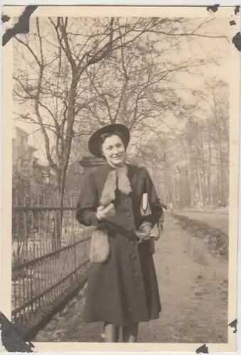 (F13893) Orig. Foto junge Frau spaziert in Hamburg 1940er