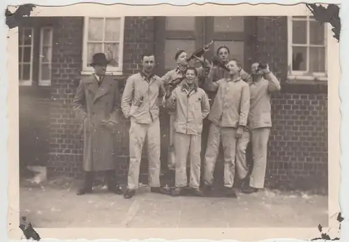 (F13887) Orig. Foto Cuxhaven Sahlenburg, Seehospital 1942, Männer vor Schule Män