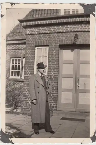 (F13886) Orig. Foto Cuxhaven Sahlenburg, Seehospital 1942, Mann vor Schule Männe
