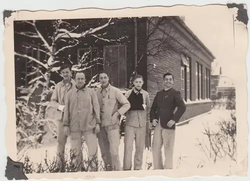 (F13882) Orig. Foto Cuxhaven Sahlenburg, Seehospital 1942, Männer vor Stube