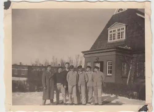 (F13873) Orig. Foto Cuxhaven Sahlenburg, Seehospital 1942, Männer vor Schule Män