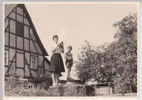 (F13852) Orig. Foto Frau mit Kind an einem Haus in Trendelburg 1959