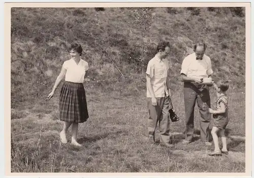 (F13851) Orig. Foto Personen, Spaziergang in Grebenstein 1959