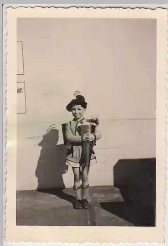 (F13848) Orig. Foto kleiner Junge in Tracht mit Zuckertüte, 1950er