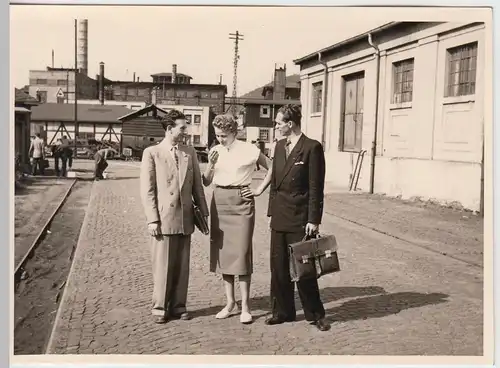 (F13844) Orig. Foto Personen a.d. Betriebsgelände v. Haas & Sohn (Sinn?) 1954