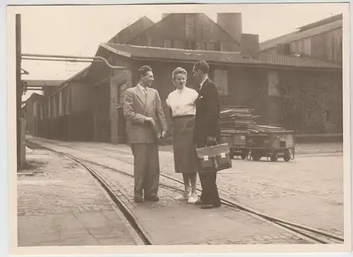 (F13843) Orig. Foto Personen a.d. Betriebsgelände v. Haas & Sohn (Sinn?) 1954