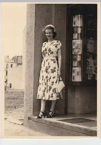 (F13839) Orig. Foto Bremerhaven, junge Frau vor neuem Ofen-Geschäft Kalkstein, 1