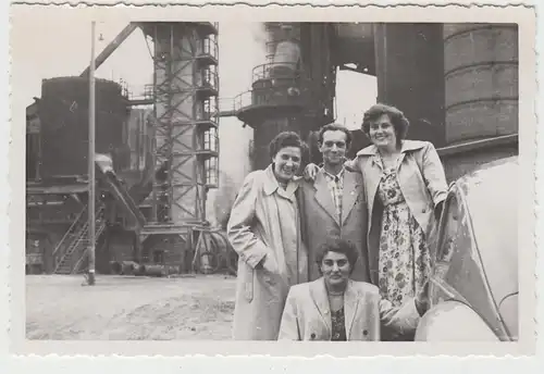 (F13832) Orig. Foto Personen mit Pkw in einer Fabrik, vermutl. Frank'sche Eisenw