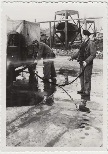 (F13831) Orig. Foto Bremerhaven, Männer waschen einen Lkw i.d. Uferstraße 1950er