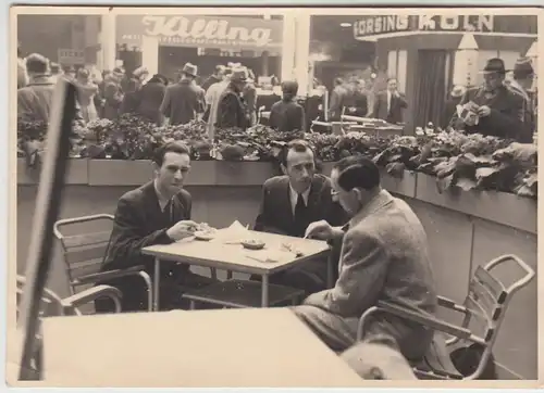 (F13828) Orig. Foto Messe Köln 1950er, junge Männer im Café auf der Messe