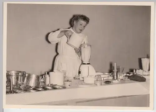 (F13815) Orig. Foto Bremerhaven, Küchenmaschinen-Vorführung im Café Raux 1955