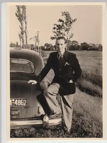 (F13796) Orig. Foto Spazierfahrt mit dem Automobil 1952, Herr am Wagen