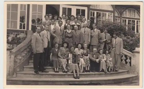 (F13793) Orig. Foto Betriebsausflug der Firma Schütz 1951, Personen a.d. Treppe