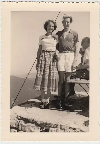 (F13770) Orig. Foto Wanderung auf dem Wallberg, Paar am Gipfelkreuz 1950