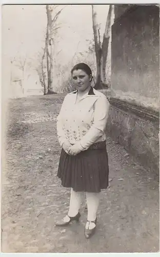 (F1377) Orig. Foto Dame am Haus