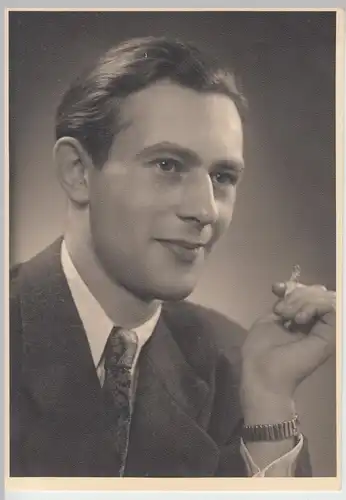 (F13768) Orig. Foto Perträt eines jungen Mannes mit Zigarette 1950
