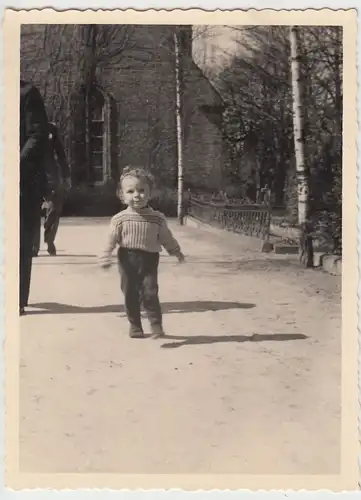 (F13766) Orig. Foto Kind im Freien an einer Kirche o.ä. 1940/50er