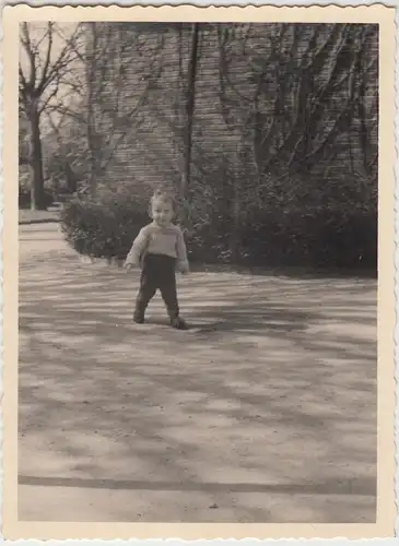 (F13765) Orig. Foto Kind im Freien an Hausmauer 1940/50er
