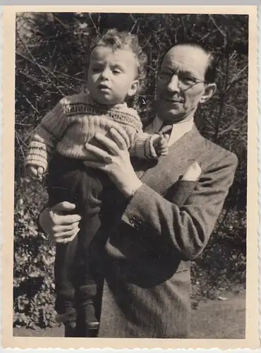 (F13764) Orig. Foto Herr mit Kind auf dem Arm 1940/50er