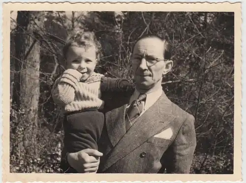 (F13761) Orig. Foto Herr mit Kind auf dem Arm 1940/50er