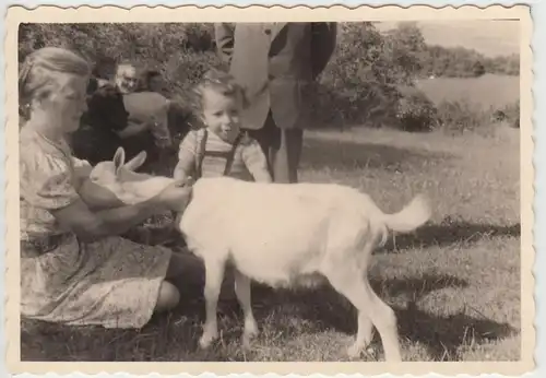 (F13760) Orig. Foto Frau mit Kind an einer Ziege 1940/50er