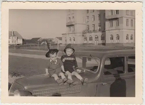 (F13759) Orig. Foto Kinder sitzen auf einem Automobil 1940/50er
