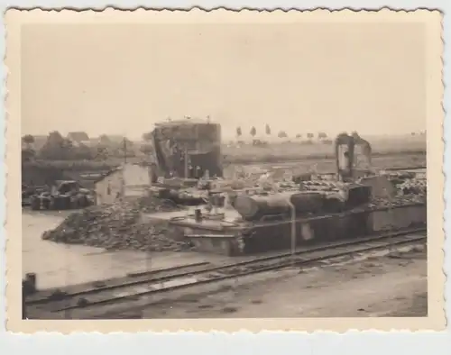 (F13751) Orig. Foto Frankreich 1944, zerstörte Fabrik a.d. Weg n. Chaumont
