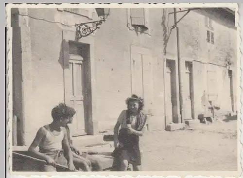 (F13737) Orig. Foto Chaumont, Einheimische vor einem Haus, 1944