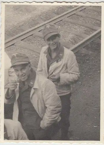 (F13733) Orig. Foto deutsche Soldaten am Güterzug, Transport v. Augsburg n. Chau