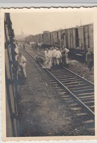 (F13731) Orig. Foto deutsche Soldaten am Güterzug, Transport v. Augsburg n. Chau