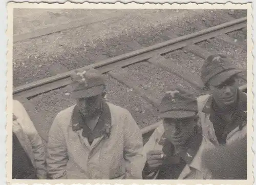 (F13729) Orig. Foto deutsche Soldaten am Güterzug, Transport v. Augsburg n. Chau