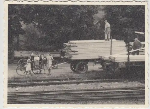 (F13728) Orig. Foto Entladung von Holzbrettern von Bahn auf Lkw-Hänger 1944