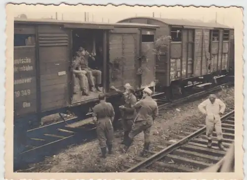 (F13725) Orig. Foto deutsche Soldaten am Güterzug, Transport v. Augsburg n. Chau