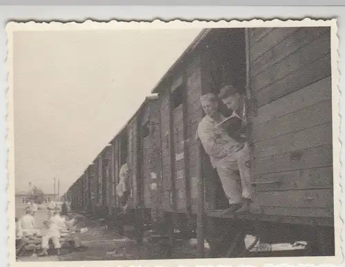 (F13723) Orig. Foto deutsche Soldaten am Güterzug, Transport v. Augsburg n. Chau
