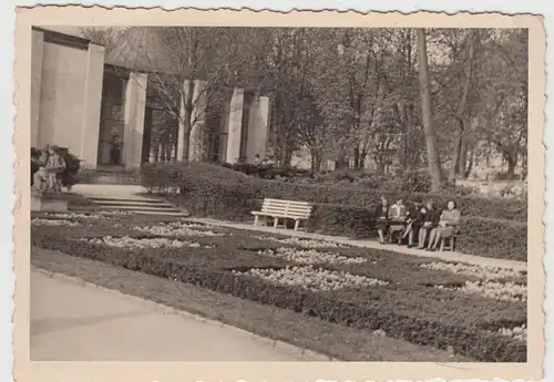 (F13714) Orig. Foto Parkanlage mit Kurhaus o.ä. 1943