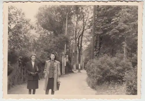 (F13713) Orig. Foto Spaziergang 1943, Damen auf dem Weg