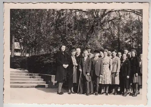 (F13712) Orig. Foto Personengruppe im Park, Spaziergang 1943