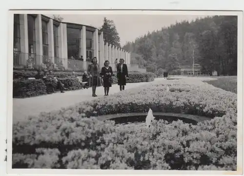 (F13711) Orig. Foto junge Frauen spazieren im Park, Kurhaus 1943