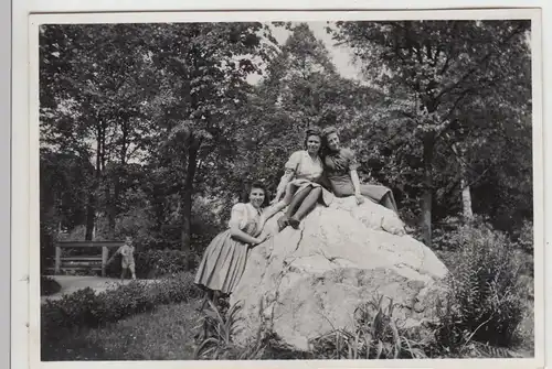 (F13710) Orig. Foto junge Frauen an / auf einem Felsstein 1943