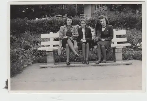 (F13709) Orig. Foto junge Frauen sitzen auf einer Parkbank 1943